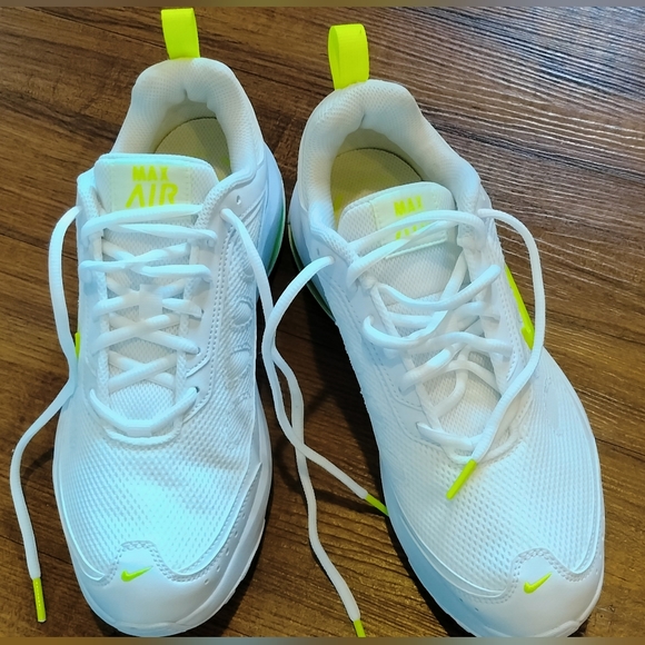 NWT Nike Air Max AP in White/Volt (Size 9) - Picture 7 of 7
